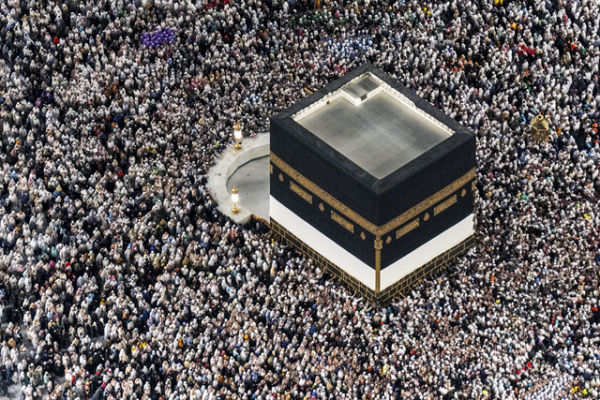 Jamaah haji dari berbagai negara melakukan Tawaf di Masjidil Haram, Makkah, Arab Saudi, Minggu (15/6/2025). Foto: Andika Wahyu/ANTARA FOTO
