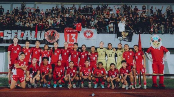 TIMNAS PUTRI - Kebersamaan para pemain Timnas Putri Indonesia dengan suporter usai melakoni laga yang berakhir kekalahan atas China Taipei (Taiwan) skor 2-1 dalam laga grup D Kualifikasi Piala Asia Wanita 2026 di Stadion Indomilk Tangerang, Sabtu (5/7/2025). (Instagram Timnas - 6/7/2025).