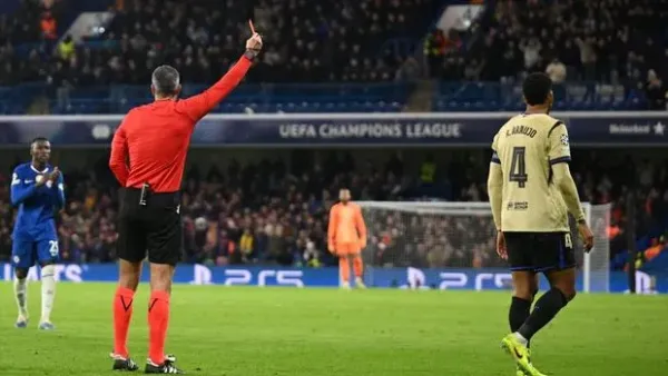 chelsea vs barcelona ronald araujo liga champions LONDON, ENGLAND - NOVEMBER 25: Ronald Araujo of FC Barcelona is shown a red card by referee Slavko Vincic during the UEFA Champions League 2025/26 League Phase MD5 match between Chelsea FC and FC Barcelona at Stamford Bridge on November 25, 2025 in London, England. (Photo by Mike Hewitt/Getty Images)