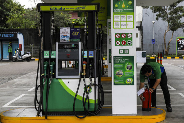 Pekerja beraktivitas di salah satu SPBU BP di Simprug, Jakarta Selatan, Selaa (7/10/2025). Foto: Darryl Ramadhan/kumparan