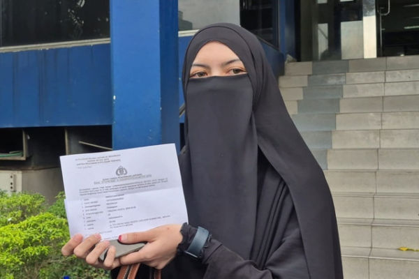 Wardatina Mawa laporkan suaminya, Insanul Fahmi, dan Inara Rusli terkait dugaan perselingkuhan dan perzinahan, Minggu (23/11/2025). Foto: Giovanni/kumparan