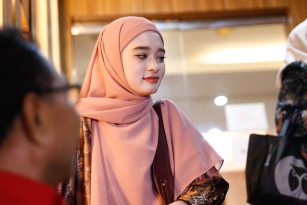 Inara Rusli saat ditemui wartawan usai pemeriksaan terkait pencemaran nama baik Tenri Anisa di Polda Metro Jaya, Jakarta, Kamis, (13/7/2023). Foto: Agus Apriyanto Foto: Agus Apriyanto