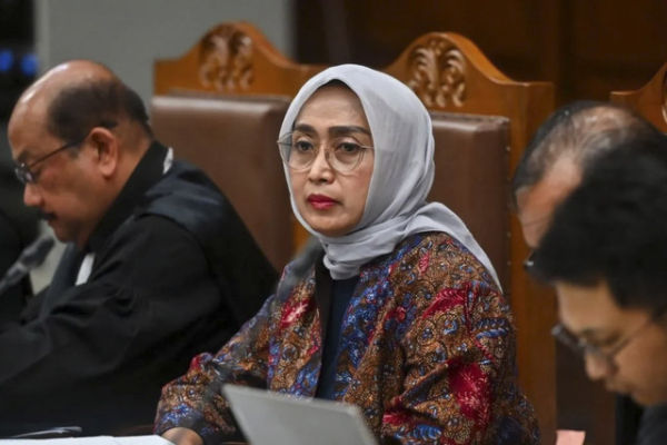 Terdakwa kasus dugaan korupsi di PT ASDP Ira Puspadewi (tengah) mendengarkan keterangan saksi saat sidang lanjutan di Pengadilan Tipikor, Jakarta, Kamis (18/9/2025).  Foto: Rivan Awal Lingga/ANTARA FOTO