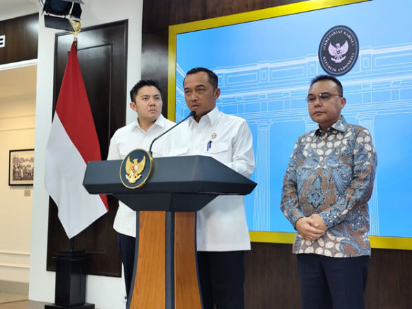 Wakil Ketua DPR Sufmi Dasco Ahmad, Menteri Sekretaris Negara Prasetyo Hadi dan Sekretaris Kabinet Teddy Indra Wijaya memberikan keterangan pers soal rehabilitasi kepada Dirut ASDP Ira Puspadewi dkk di Kantor Presiden, Jakarta pada Selasa (25/11/2025) Foto: Luthfi Humam/kumparan