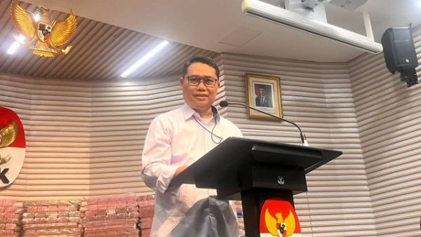 Plt. Deputi Penindakan KPK, Asep Guntur Rahayu hadiri serah terima barang rampasan negara dari KPK kepada PT Taspen di Gedung Merah Putih, Jakarta Selatan, Kamis (20/11/2025).  Foto: Nasywa Athifah/kumparan