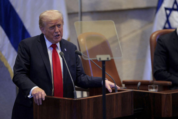 Presiden AS Donald Trump berpidato di hadapan Knesset, parlemen Israel, Yerusalem, Senin (13/10/2025). Foto: Chip Somodevilla/Pool via REUTERS