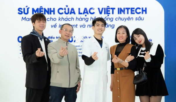 An overseas Vietnamese family takes a photo with the doctor after completing the restoration. Photo courtesy of Lac Viet Intech Dental Clinic