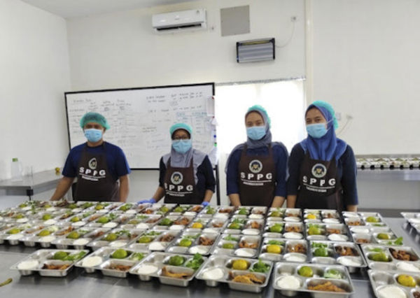 Dwi Hastuti (48) dan rekan pekerja di SPPG Margomulyo, Kapanewon Seyegan, Kabupaten Sleman. Foto: Arfiansyah Panji Purnandaru/kumparan