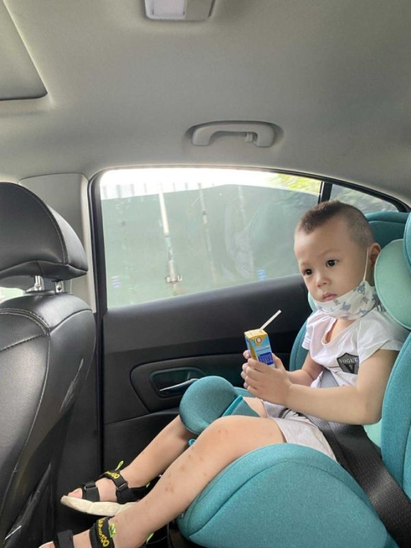 Bui Tan Viet from HCMC, has used a child safety seat since his son was very young, so his son has become accustomed to it and cooperates well. Photo courtesy of Viet