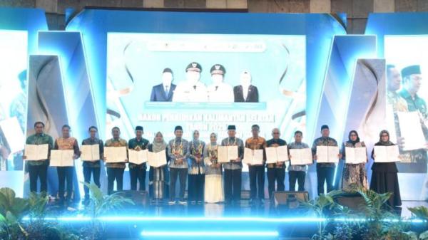 FOTO BERSAMA Gubernur Kalsel dengan para penerima penghargaan