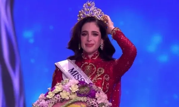 The coronation moment of the Mexican beauty