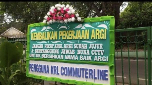 KARANGAN BUNGA DI STASIUN - Viral karangan bunga dikirim oleh 