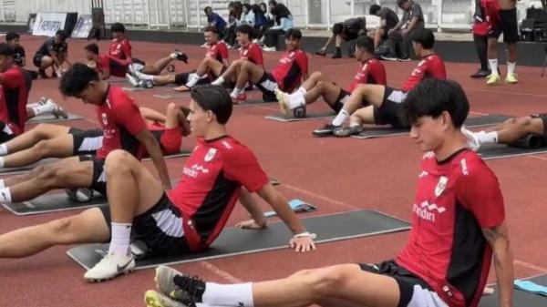 PEMANASAN - Pemain Timnas Indonesia U22 melakukan pemanasan pada pemusatan latihan di Stadion Madya Senayan, Jakarta, Selasa (11/11/2025). Timnas Indonesia U22 masih terus berbenah menghadapi SEA Games 2025 Thailand. 