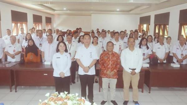 RAPAT - Wali Kota Tomohon Caroll J. A. Senduk, membuka Rapat Koordinasi dan Evaluasi Pembangunan (Rakorevbang) Pemerintah Kota Tomohon 2025 di ruang rapat Inspektorat Kota Tomohon, Rabu (26/11/2025). Ia menegaskan perlunya sinergi antara pemerintah kota, provinsi, dan pusat.