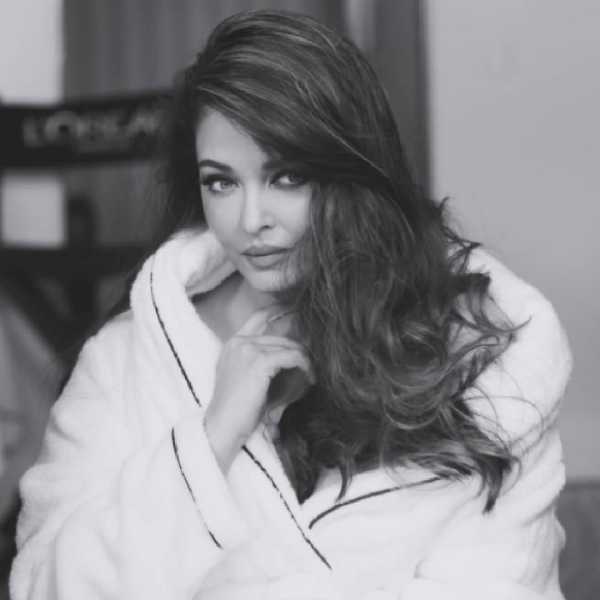 माजी मिस वर्ल्ड ऐश्वर्या रायबद्दल  पाकिस्तानी मौलवीने केलेल्या या वक्तव्यानंतर तिचे चाहते भडकले आहेत. सोशल मीडियावर या मौलवीची शाळा घेतली. पाकिस्तानी मौलवीचा एक व्हिडिओ व्हायरल होतोय. त्यात ऐश्वर्या रायच नाव बदलून तो आयशा राय करणार असल्याचा दावा करत आहे.  