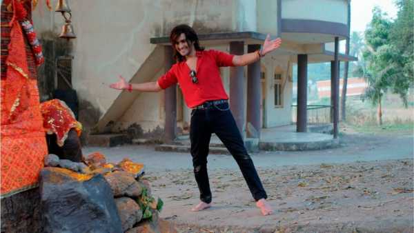 युग पूर्णपणे फिल्मी आहे. तो स्ट्रगलिंग ॲक्टर आहे. स्वत:च्याच जगात रमणारा. पैश्यासाठी तो प्रचंड लालसी आहे आणि ते मिळवण्य़ासाठी तो काहीही करु शकतो.