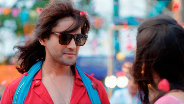 अभिनेता मंदार जाधव एकाच मालिकेत या दुहेरी रुपात दिसणार आहे. या भूमिकेविषयी सांगताना मंदार म्हणाला, मी पहिल्यांदाच अशा पद्धतीची भूमिका साकारणार आहे. यश या पात्राच्या पूर्णपणे विरोधी असं हे युगचं पात्र असणार आहे. त्याचा लूक, बोलण्याची स्टाईल सगळंच वेगळं आहे. 