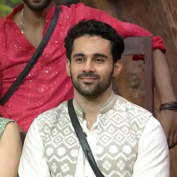  डोनल बिष्ट टीव्हीवरची एक मोठी अभिनेत्री आहे. पण मागच्या काही दिवसांपासून ती तिच्या लव्ह लाइफमुळे चर्चेत आहे. डोनलबद्दल अशी एक बातमी आलेली की, तिने बिग बॉस 19 फेम अभिषेक बजाजला डेट केलय. अभिषेक विवाहित असताना डोनल त्याच्यासोबत रिलेशनशिपमध्ये होती,असं सुद्धा बोललं जायचं. 