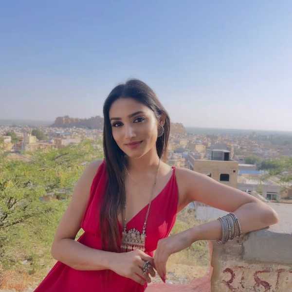 रिलेशनशिपच्या या चर्चांवर सोनल आता व्यक्त झाली आहे. तिने इन्स्टावर एक मोठी पोस्ट करुन खोट्या बातम्या पसरवणाऱ्यांना सुनावलं आहे.  डोनलने कोणाचंही नाव न घेता लिहिलं की, मी शूट मध्ये बिझी असल्यामुळे यावर रिएक्ट करु शकले नव्हते. पण आता सांगिन की,कुठल्याही बेकार गोष्टींमध्ये माझं नाव ओढू नका. 