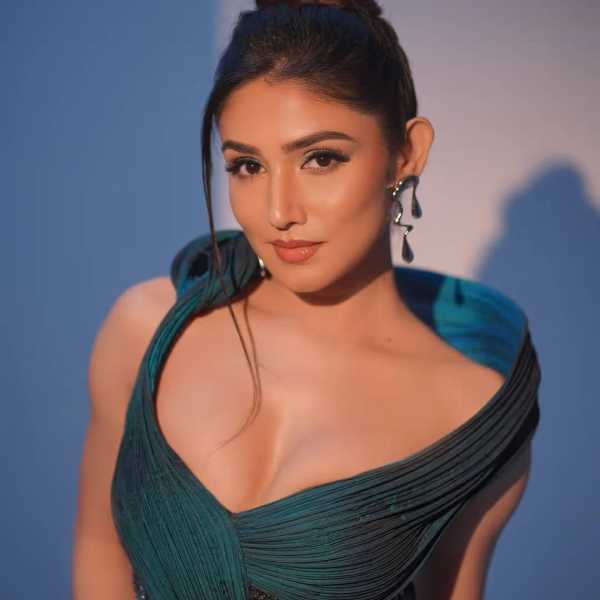 डोनल बिष्टने आपल्या पोस्टमध्ये कोणाचं नाव मेंशन केलेलं नाही. पण फॅन्सच म्हणणं आहे की, अभिषेक बजाज सोबत रिलेशनशिपच्या अफवा उडाल्या त्यावर तिने रिएक्ट केलय. 