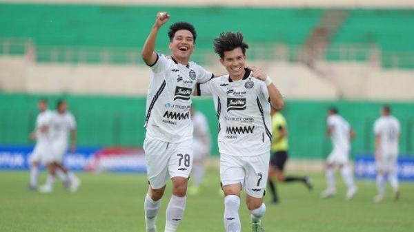 Dua pemain Persija Jakarta Witan Sulaeman dan Ryo Matsumura melakukan selebrasi setelah mencetak gol di Liga 1.