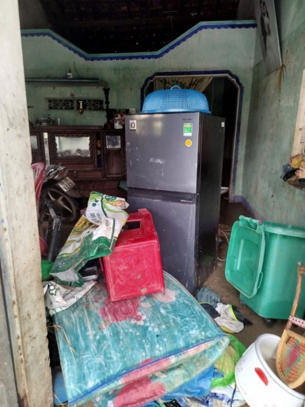 Furniture was scattered in Ms. My Tien's house, Hoa Tan, Dong Hoa ward, Phu Yen, on the morning of November 24. Photo: My Tien