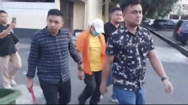 POLDA SULUT - Polda Sulawesi Utara resmi menahan seorang Aparatur Sipil Negara (ASN) berinisial CSG alias Christian yang bertugas sebagai bendahara di internal Polda. Sebelumnya, CSG ditetapkan sebagai tersangka dalam kasus tindak pidana korupsi anggaran kepolisian tahun 2019.