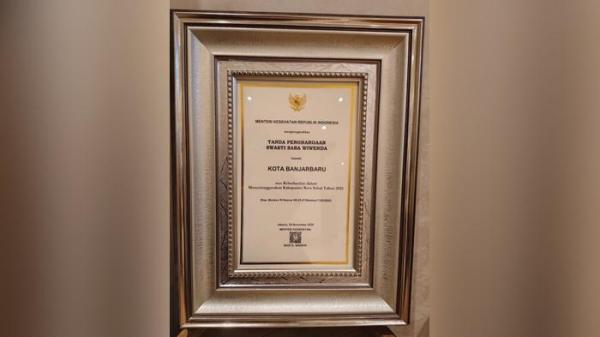 Menkes RI, Budi Gunadi Sadikin mrnyerahkan penghargaan d