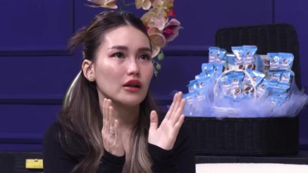 CURHAT - Potret Ayu Ting Ting kala curhat bersama Sara Wijayanto dicapture Senin (24/11/2025).