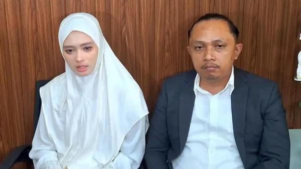MINTA MAAF - Potret Inara Rusli dan kuasa hukumnya dalam konferensi pers di Jakarta, Jumat (28/11/2025).