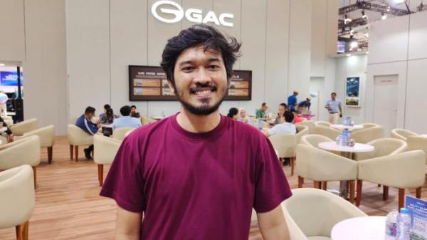 INSENTIF MOBIL - Fadil, masyarakat yang berkunjung ke Gaikindo Jakarta Auto Week (GJAW) 2025, ICE BSD, Tangerang, Banten, Sabtu (29/11/2025) berkomentar mengenai insentif otomotif yang akan dihilangkan tahun 2026. (Lita Febriani).
