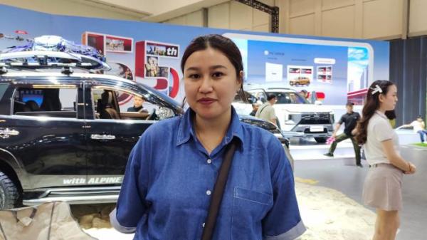 INSENTIF MOBIL - Angelina, masyarakat yang berkunjung ke Gaikindo Jakarta Auto Week (GJAW) 2025, ICE BSD, Tangerang, Banten, Sabtu (29/11/2025) berkomentar mengenai insentif otomotif yang akan dihilangkan tahun 2026. (Lita Febriani).