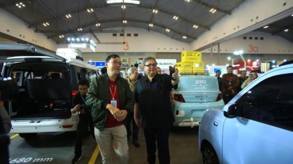 NO INSENTIF - Menteri Koordinator Bidang Perekonomian Airlangga Hartarto saat mengunjungi pameran otomotif Gaikindo Jakarta Auto Week (GJAW) 2025, ICE BSD, Tangerang, Banten, Sabtu (29/11/2025). Airlangga Hartarto memastikan tidak akan memberikan insentif kepada industri otomotif di tahun 2026. 