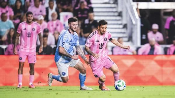 AKSI MESSI - Momen pemain Inter Miami, Lionel Messi, menguasai bola pada babak final final konferensi timur MLS 2025 kontra New York City FC di Stadion Chase, Florida pada Minggu (30/11/2025) pagi WIB. (Twitter Inter Miami - 30/11/2025)