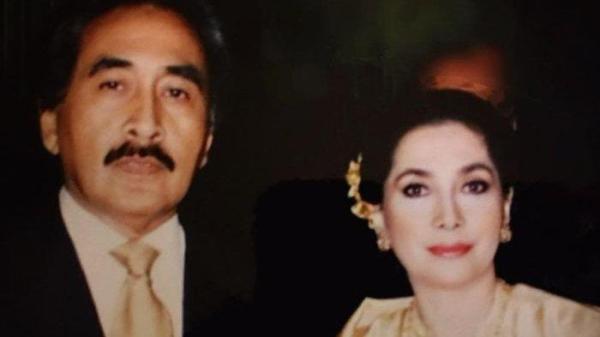 Cinta Abadinya Terpisahkan Oleh Maut, Widyawati Kenang Sosok Mendiang Sophan Sophiaan Lewat Potret Jadul Semasa Muda: Tahun 1971 di Surabaya...