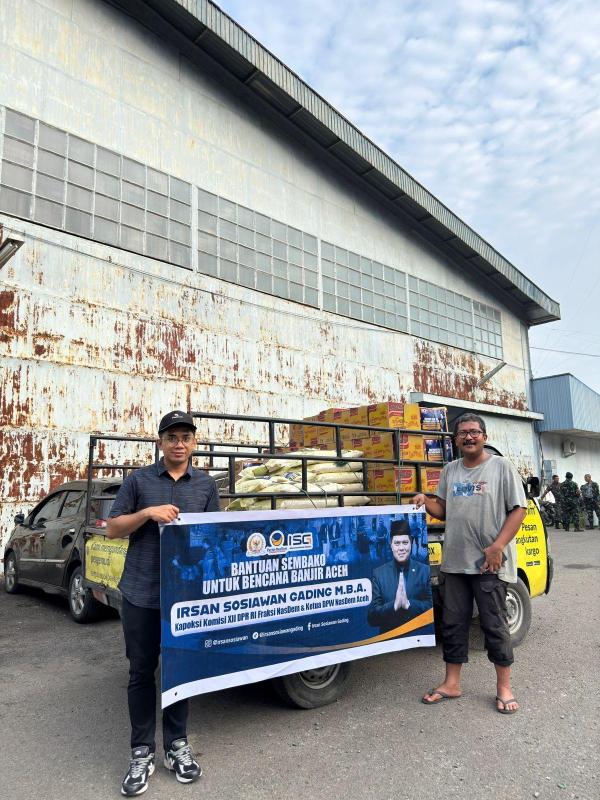 SALURKAN BANTUAN - Tim Irsan Sosiawan menyalurkan bantuan sembako yang akan diangkut melalui Lanud Soewondo, Medan.