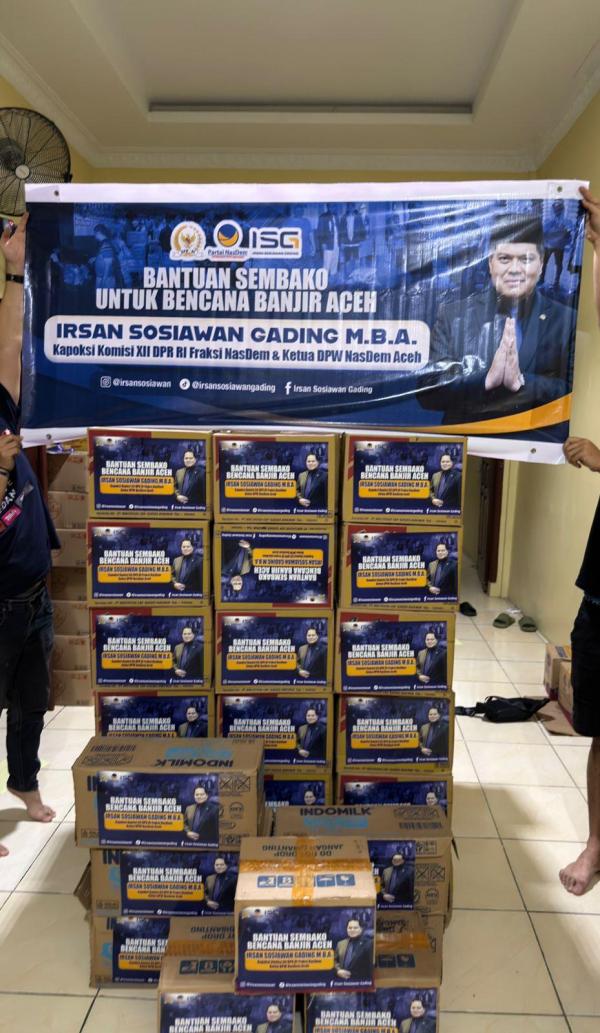 SALURKAN BANTUAN - Tim Irsan Sosiawan menyalurkan bantuan sembako yang akan diangkut melalui Lanud Soewondo, Medan.