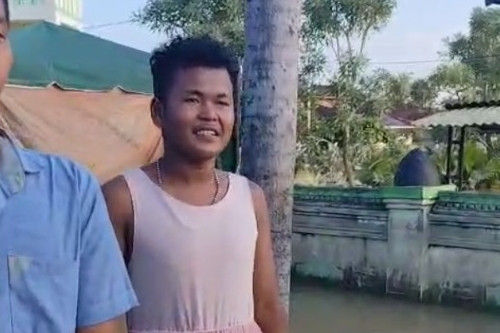 Riski, warga Langkat yang memakai baju adiknya karena bajunya habis. Foto: Amar Marpaung/kumparan