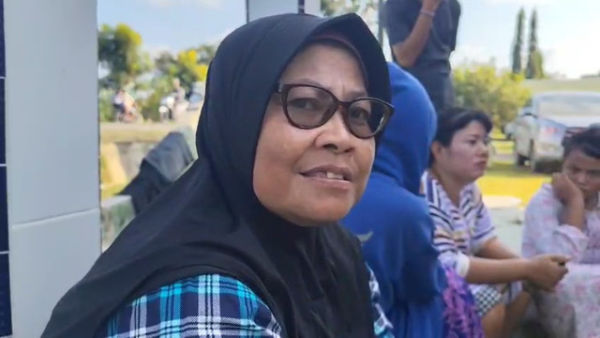 Titin, warga yang mengungsi akibat rumahnya banjir di Langkat, Senin (1/12/2025). Foto: Amar Marpaung/kumparan