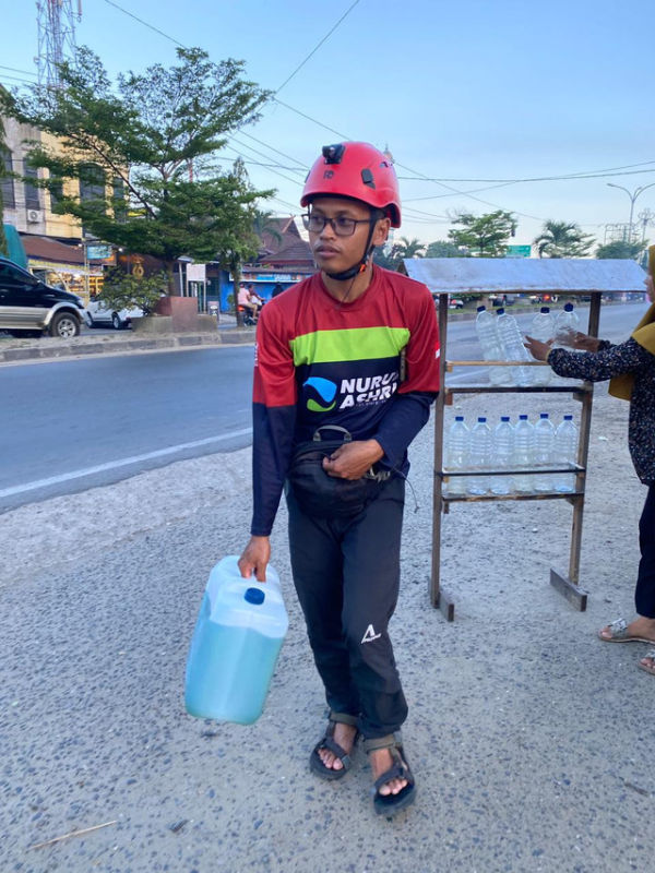 Relawan yang yang betugas Tapanuli Selatan dan Padangsidimpuan, Sumut, mencari BBM hingga ke Bagan Batu, Kabupaten Roka Hilir, Riau, Senin (1/12).. Foto: Masjid Nurul Ashri Sleman