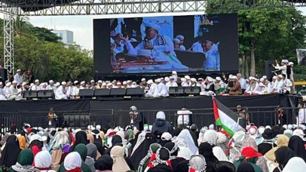 Pimpinan Front Persaudaraan Islam (FPI), Habib Rizieq Shihab memberikan sambutan di acara Reuni 212 di kawasan Silang Monas, Jakarta Pusat, Senin (2/12/2024).