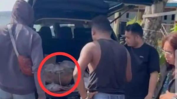 JASAD ART - Jasad wanita 60 tahun yang diduga bekerja sebagai Asisten Rumah Tangga (ART) saat hendak dikubur oleh tiga terduga pelaku di Tempat Pemakaman Umum (TPU) Pasir Putih Manokwari, Sabtu (29/11/2025).