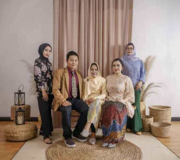 Dosen Levi (kedua dari kanan) bersama keluarganya. Foto: Dok. Istimewa