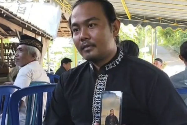 Keluarga menunjukkan foto Dina Martiana, pekerja migran asal Ponorogo yang menjadi korban kebakaran apartemen di Hong Kong, saat ditemui di rumah duka di Desa Tajug, Ponorogo, Jawa Timur, Minggu (30/11/2025). Foto: ANTARA/HO-Prastyo/aa