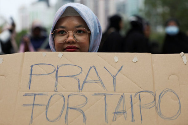Warga Negara Indonesia (WNI) mengikuti doa bersama untuk korban kebakaran apartemen di Hong Kong, Minggu (30/11/2025). Foto: Amr Alfiky/REUTERS