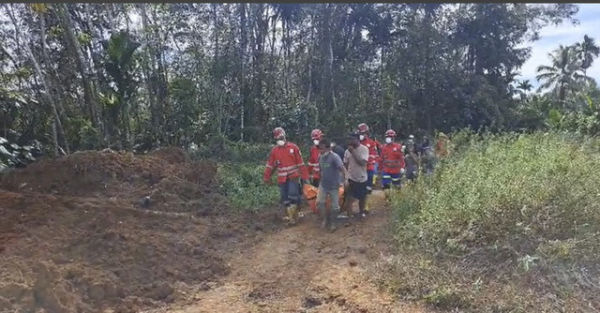 Sejumlah petugas basarnas menggotong jenazah menangis saat evakuasi dan pemakaman warga Desa Batu Godang, Tapanuli Selatan, Senin (1/12/2025). Foto: Dok. Basarnas