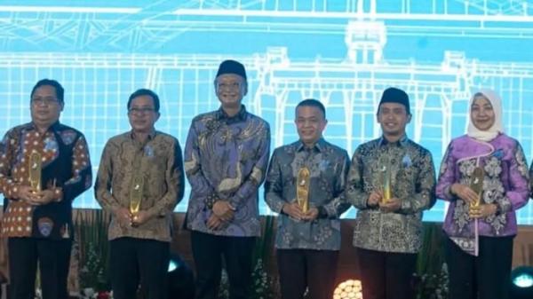 SUTAMI AWARDS- Penghargaan Terbaik 1 Sutami Awards diperoleh Pemkab Banjar dalam hal ini Bupati Banjar H Saidi Mansyur yang diwakili oleh  Kepala Dinas PUPRP Banjar Ir. Hj. Anna Rosida Santi, ST., MT., mewakili Bupati Banjar, menerimakan penghargaan yang diserahkan langsung oleh 
Menteri Pekerjaan Umum Ir. Dody Hanggodo, M.PE di Jakarta.