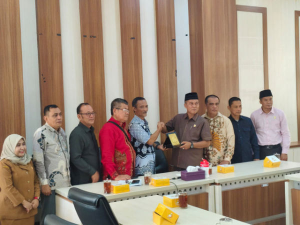 Komisi I dan Komisi IV DPRD Kabupaten Padang Pariaman, Sumatera Barat, melakukan kunjungan kerja ke Pemkab Sleman, Selasa (2/12/2025). Foto: Arfiansyah Panji Purnandaru/kumparan