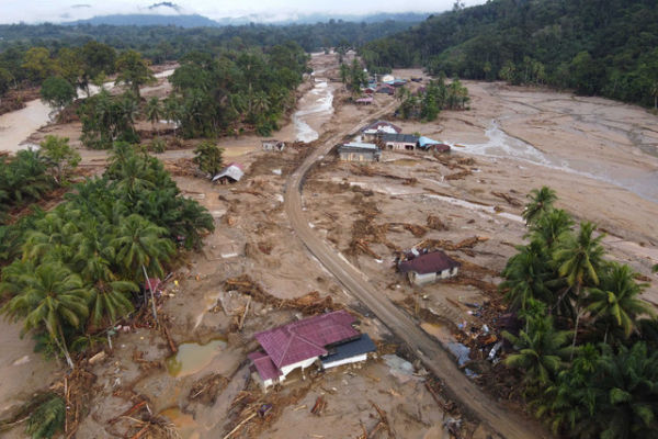 Foto udara menunjukkan kerusakan di sebuah desa yang terdampak banjir bandang di Batang Toru, Sumatera Utara, Selasa (2/12/2025). Foto: Binsar Bakkara/AP Photo