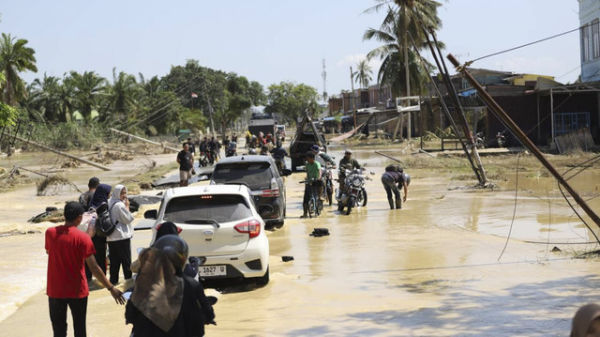 Kapolda Aceh "Menerobos" Lumpur dan Banjir tiba di Tamiang. Foto: Dok. Polri